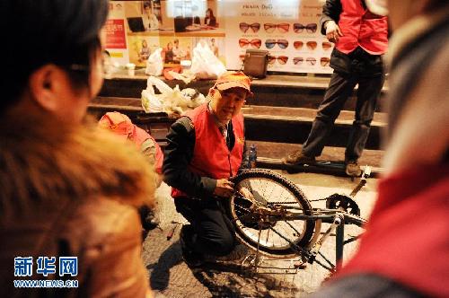 一個義務(wù)修車師傅26年的風(fēng)雨堅守