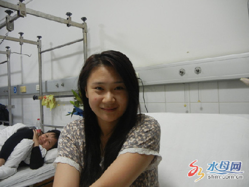 山東龍口“最美女孩”:以身?yè)踯嚲热藚R聚大愛(ài)