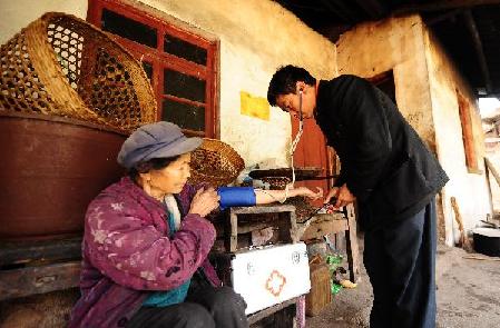 “溜索醫(yī)生”鄧前堆：只盼架起一座橋