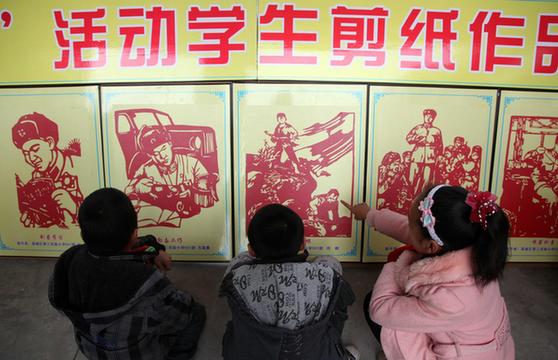 剪“雷鋒故事” 學(xué)雷鋒精神