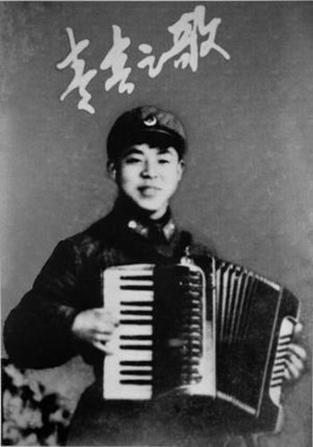 雷鋒在拉手風(fēng)琴