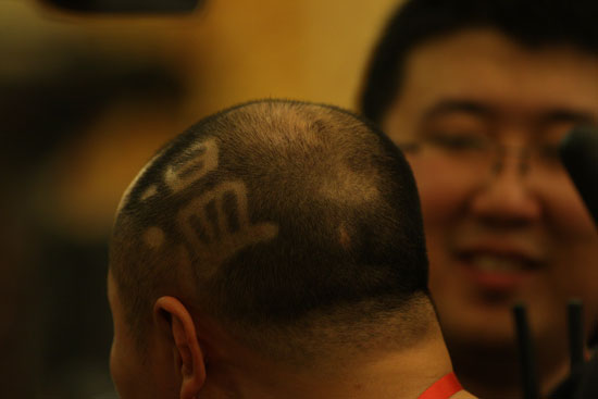 記者會(huì)現(xiàn)場(chǎng)“溫”字發(fā)型的記者