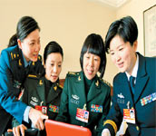 女代表暢談軍營(yíng)文化