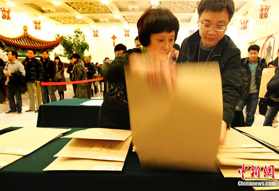 禮儀小姐在機(jī)場(chǎng)等候委員抵達(dá)