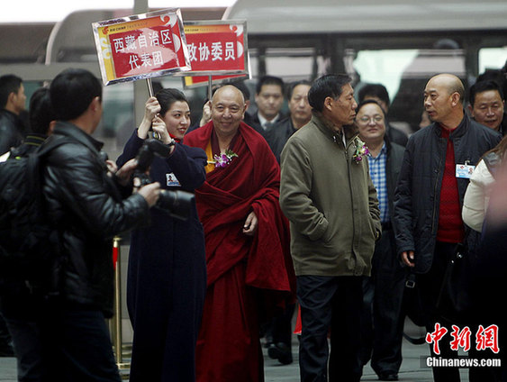 禮儀小姐在機(jī)場等候委員抵達(dá)