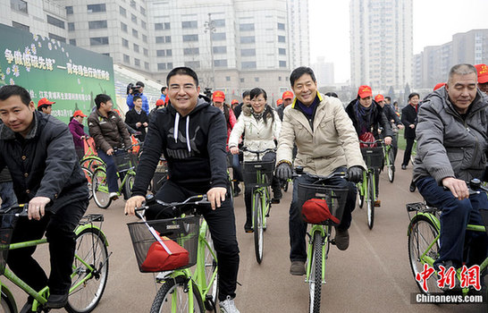 濮存昕陳光標(biāo)倡導(dǎo)自行車(chē)出行