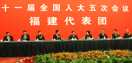 中共中央政治局常委、中央紀(jì)委書記賀國強看望人大福建代表團（組圖）