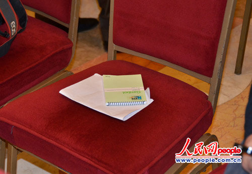 組圖：看兩會(huì)記者如何占座