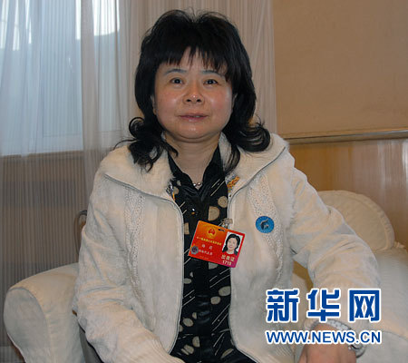 走近把“洞庭湖水”“湘江水”帶到北京的基層人大代表?xiàng)罾?/></p>

<p>3月10日，全國(guó)人大代表、湖南省岳陽(yáng)市屈原管理區(qū)鳳凰村村委會(huì)副主任楊莉接受新華網(wǎng)記者專訪。新華網(wǎng)記者 姜春媛攝</p>

<p align=