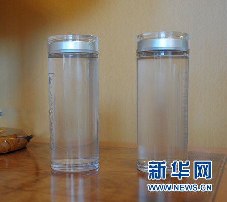 走近把“洞庭湖水”“湘江水”帶到北京的基層人大代表?xiàng)罾?/></p>

<p>3月10日，全國(guó)人大代表、湖南省岳陽(yáng)市屈原管理區(qū)鳳凰村村委會(huì)副主任楊莉接受新華網(wǎng)記者專訪。圖為楊莉向記者展示的自己帶來的“洞庭湖水”（左）和“湘江水”（右）。新華網(wǎng)記者姜春媛 攝</p>

<p>“兩年前，我?guī)е兄x信進(jìn)北京，今年，我把‘洞庭湖’和‘湘江’一起帶到了北京?！币姷接浾撸珖?guó)人大代表、湖南省岳陽(yáng)市屈原管理區(qū)鳳凰村村委會(huì)副主任楊莉就向記者展示了她帶來的“湖”和“江”。</p>

<p>這是一位怎樣的人大代表？她有著怎樣的故事？3月10日，新華網(wǎng)記者走近了這位人大代表。</p>

<p><strong>“看到洞庭湖和湘江治理初見成效，打心眼里高興”</strong></p>

<p>“這是我特地帶來的水，一瓶裝的是洞庭湖水，一瓶是湘江水?！睏罾虼砼d致勃勃地說，“我想向代表展示這兩瓶水，告訴他們現(xiàn)在洞庭湖和湘江的水真的變清澈了！”說著，她把兩瓶“沉甸甸”的水拿到了窗前，在柔柔的陽(yáng)光下，清清的水，非常的精瑩潔凈。</p>

<p>據(jù)介紹，近幾年，中央對(duì)洞庭湖和湘江治理問題高度重視，將環(huán)洞庭湖生態(tài)經(jīng)濟(jì)圈上升為國(guó)家戰(zhàn)略，湖南省委省政府提出“把湘江打造成東方萊茵河”，岳陽(yáng)市委市政府也采取了一系列措施。</p>

<p>“我是湖邊長(zhǎng)大的人，洞庭湖是我們的母親湖，所以我對(duì)這里有著特殊的感情，五年來我一直關(guān)注著洞庭湖?？吹蕉赐ズ拖娼卫沓跻姵尚В蛐难劾锔吲d。”楊莉說。</p>

<p><strong>“建議開展洞庭湖江豚保護(hù)行動(dòng)”</strong></p>

<p>在采訪中，楊莉表示，有一件事讓她特別憂心。“洞庭湖曾是白鰭豚的故鄉(xiāng)，但幾年前，白鰭豚被宣告功能性滅絕后，中國(guó)陸地范圍內(nèi)的水生高等哺乳動(dòng)物就僅剩江豚了?！?作為岳陽(yáng)市江豚保護(hù)協(xié)會(huì)副會(huì)長(zhǎng)，楊莉感慨頗深，“江豚是非?？蓯鄣牟溉閯?dòng)物，被稱為‘微笑天使’，它們也是一家三口一起活動(dòng)，也是十月懷胎，和我們?nèi)耸且粯拥?，但現(xiàn)在洞庭湖僅存150多條?！?/p>

<p>據(jù)楊莉介紹，20年前，長(zhǎng)江及洞庭湖的魚類有125種，有“淡水水生生物種質(zhì)資源基因庫(kù)”美譽(yù)。但近兩年，可觀測(cè)到的魚類只有10多種了，且個(gè)體低齡化現(xiàn)象嚴(yán)重，捕撈量下降，部分魚類已滅絕。“如果不加強(qiáng)江豚乃至水生生態(tài)系統(tǒng)的保護(hù)，也許再過若干年，江豚也將滅絕?！?/p>

<p>如何扭轉(zhuǎn)江豚可能面臨的命運(yùn)，楊莉代表建議，一方面，國(guó)家采取措施，緊急展開洞庭湖江豚保護(hù)行動(dòng)，另一方面，洞庭湖要設(shè)立常年禁漁區(qū)，并減少停泊的運(yùn)砂船只，以保護(hù)江豚正常生活來往通道及魚類洄游通道的暢通。</p>

<p>楊莉還告訴記者，來北京前，她專門請(qǐng)?jiān)O(shè)計(jì)師設(shè)計(jì)了一個(gè)保護(hù)江豚的徽章，發(fā)給湖南每個(gè)代表，希望大家一起將這份愛心進(jìn)行傳遞，共同保護(hù)我們的家園。她呼吁，對(duì)洞庭湖的保護(hù)，應(yīng)該成為全社會(huì)共同參與的一個(gè)長(zhǎng)遠(yuǎn)性的公益項(xiàng)目。</p>

<p><strong>“我經(jīng)常隨身攜帶個(gè)本子，與村民聊天、調(diào)研”</strong></p>

<p>眼前的楊莉代表是個(gè)開朗、樂觀、積極的人，但曾經(jīng)，她卻有著一段坎坷的經(jīng)歷：10多年前，她和丈夫一起遭遇了車禍，楊莉重傷，丈夫當(dāng)場(chǎng)去世?！耙惶熘畠?nèi)，我的世界變成了黑色，兒子還只有十來歲，家里的一切壓在了我身上?！睏罾蛘f。</p>

<p>這些年，她獨(dú)自一個(gè)人承擔(dān)著父親和母親的雙重角色，她開了一家超市，一個(gè)人從早忙到晚。楊莉說，她這么做，是要為兒子撐起一片天，更要為兒子做個(gè)榜樣，告訴他生活的意義。</p>

<p>如今，兒子在北京的一所大學(xué)讀研究生。對(duì)此，楊莉非常欣慰：“我經(jīng)常和兒子說，要把同學(xué)當(dāng)成親人。要助人為樂、現(xiàn)在家里一般都是一個(gè)小孩，如果兒子可以多幾個(gè)這樣的‘親人’，是他的福氣。”很早開始，家里的事，楊莉總是讓兒子參與意見，目的就是讓他成為一個(gè)有責(zé)任感、有擔(dān)當(dāng)?shù)哪凶訚h。</p>

<p>生活的坎坷不但沒有將楊莉打敗，反而讓她變得熱心而開朗，“來參加兩會(huì)，很多人都開玩笑說我是‘明星代表’，因?yàn)槲姨岬慕ㄗh幾次被國(guó)家列入重點(diǎn)建議?！睏罾蛐χf，她平時(shí)非常愿意和村民們聊天，經(jīng)常隨身攜帶個(gè)本子，閑下來就和村民聊天，聊天的過程對(duì)于她來說也是調(diào)研的過程。村民談到的一些困難和社會(huì)問題，楊莉都會(huì)記錄，然后請(qǐng)教有關(guān)專家或者上網(wǎng)查資料，作為給國(guó)家提建議的參考。</p>

<p>談到農(nóng)村的生產(chǎn)，楊莉告訴記者，為提高農(nóng)民收入，她多次跑到湖南農(nóng)科院，請(qǐng)教專家，一次不成去兩次，兩次不成去三次，最終“感動(dòng)”了專家，專家教給了自己種紫薯的“高招”。</p>

<p>“出師”后，楊莉就自己先實(shí)踐，“普通紅薯幾毛錢一斤，但紫薯就能翻好多倍，我種的紫薯，一畝一年有幾千的純收入?！睂?shí)踐成功后，她就把技術(shù)教給其他農(nóng)民，增加了其他農(nóng)民的收入，“現(xiàn)代農(nóng)民，要勤奮，但更要講科技?！睏罾蛘f。</p>

<p>“我這個(gè)人大代表既然當(dāng)了，就要認(rèn)真對(duì)待，把‘代表‘二字放在心上。”說起“秘訣”，楊莉說：“我是岳陽(yáng)人，借用《岳陽(yáng)樓記》的一句話，‘居廟堂之高則憂其民；處江湖之遠(yuǎn)則憂其君?！覀冏鳛榇?，其實(shí)就是‘橋梁’，把基層的情況向中央?yún)R報(bào)，讓他們了解基層的問題；把中央的政策向基層宣傳，幫助百姓排憂解難，要隨時(shí)保持‘橋梁’的暢通?！?/p>

<p>來源：新華網(wǎng) 編輯：馬原</p>
</div>

<!--/enpcontent-->
<div   id=
