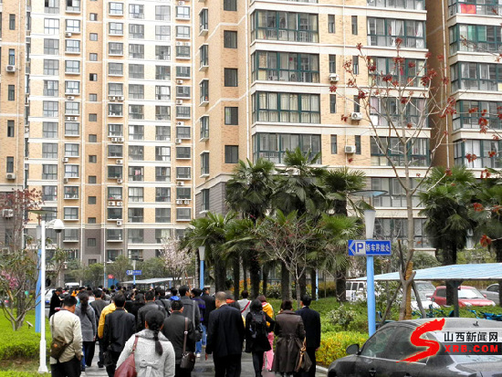 西部百億元村東嶺村百姓免費(fèi)上學(xué)住房年年分紅