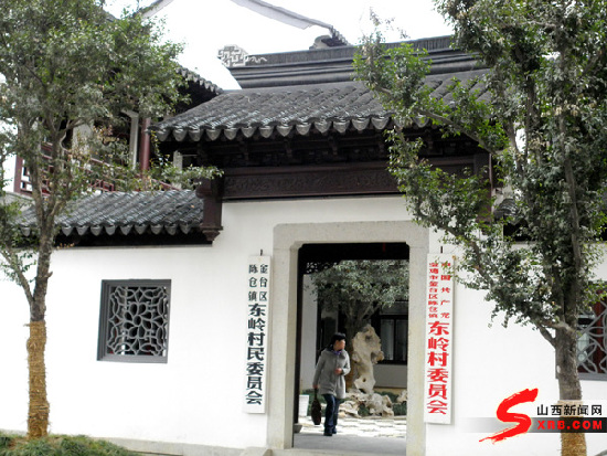 西部百億元村東嶺村百姓免費(fèi)上學(xué)住房年年分紅