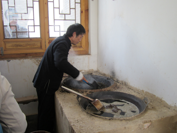 走進(jìn) “茯茶之源” 體驗手工筑制茯茶工藝