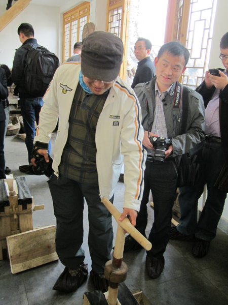 走進(jìn) “茯茶之源” 體驗(yàn)手工筑制茯茶工藝
