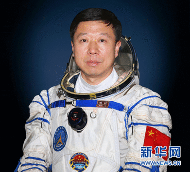 神舟九號(hào)三位航天員標(biāo)準(zhǔn)照及簡(jiǎn)歷