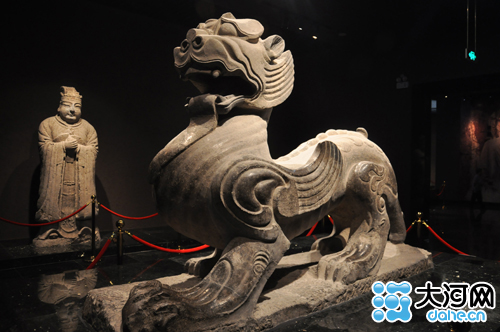 第11屆網(wǎng)上看河南記者走進洛陽博物館