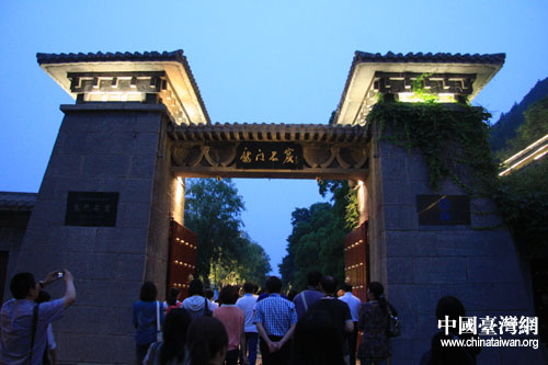 “網(wǎng)上看河南”走進洛陽 記者夜游龍門石窟