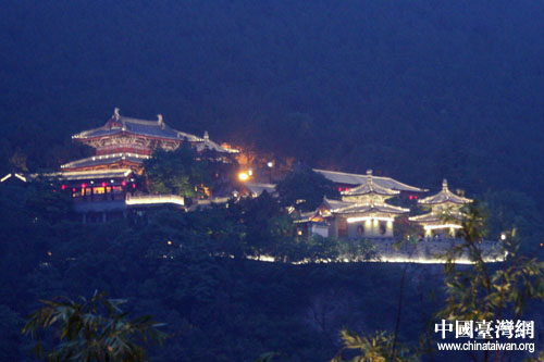 “網(wǎng)上看河南”走進(jìn)洛陽(yáng) 記者夜游龍門石窟