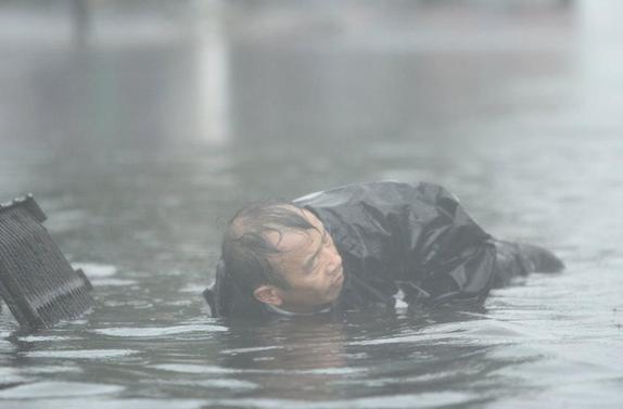 李成友暴雨中用手清淤感動(dòng)京城