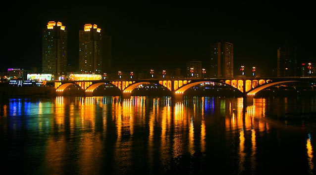 內(nèi)江城市建設(shè)新景（沱江沿岸景觀）