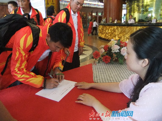 中國和澳大利亞藝術(shù)滑水隊(duì)2日抵達(dá)內(nèi)江