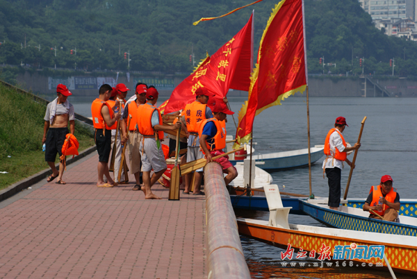 甜城湖：兩岸風(fēng)光美如畫