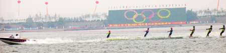 中國(guó)運(yùn)動(dòng)員試水沂河