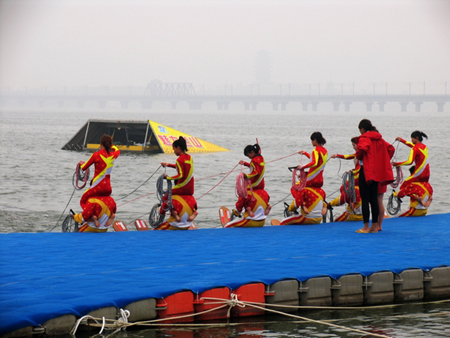 中國(guó)運(yùn)動(dòng)員試水沂河