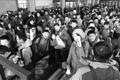 記者幫您解析“春運(yùn)購票” 走訪調(diào)查203人僅半數(shù)購得火車票
