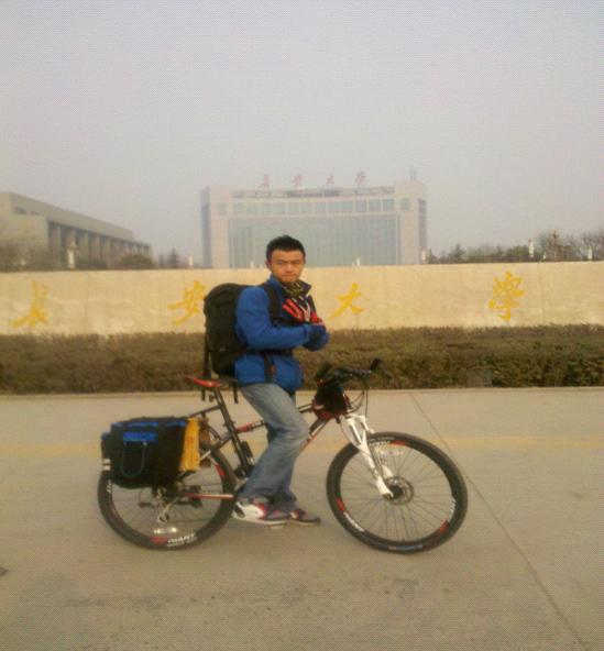 大學(xué)生難忍春運擁擠 騎車8天從西安到四川老家