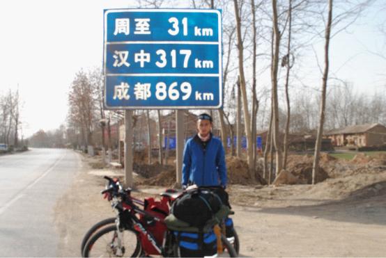 大學(xué)生難忍春運擁擠 騎車8天從西安到四川老家