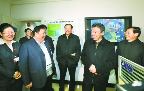 盧展工：你們的辛苦付出換來(lái)了節(jié)日的祥和歡樂(lè)