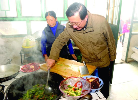 強衛(wèi)到尖扎縣山村看望基層干部群眾共度新年
