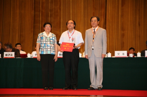 古井貢酒榮膺2012品牌中國(guó)華譜獎(jiǎng)、酒行業(yè)金譜獎(jiǎng)