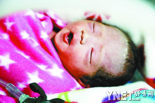 定西地震：3孤兒含淚埋葬了媽媽 17歲的她從此成了家長(zhǎng)