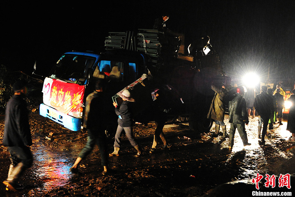 甘肅地震后 志愿者深夜冒雨踏泥急送“臨時(shí)之家”