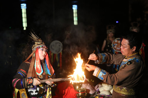 全國(guó)網(wǎng)絡(luò)媒體龍江行探訪饒河縣 體驗(yàn)赫哲族祭江祭祀活動(dòng)