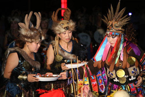 全國(guó)網(wǎng)絡(luò)媒體龍江行探訪饒河縣 體驗(yàn)赫哲族祭江祭祀活動(dòng)