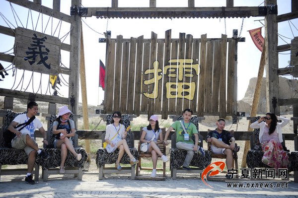 網(wǎng)絡(luò)記者鎮(zhèn)北堡“穿梭”中國(guó)電影“時(shí)空隧道”