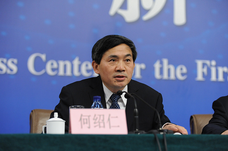 十二屆全國人大一次會議新聞中心主任、主持人何紹仁