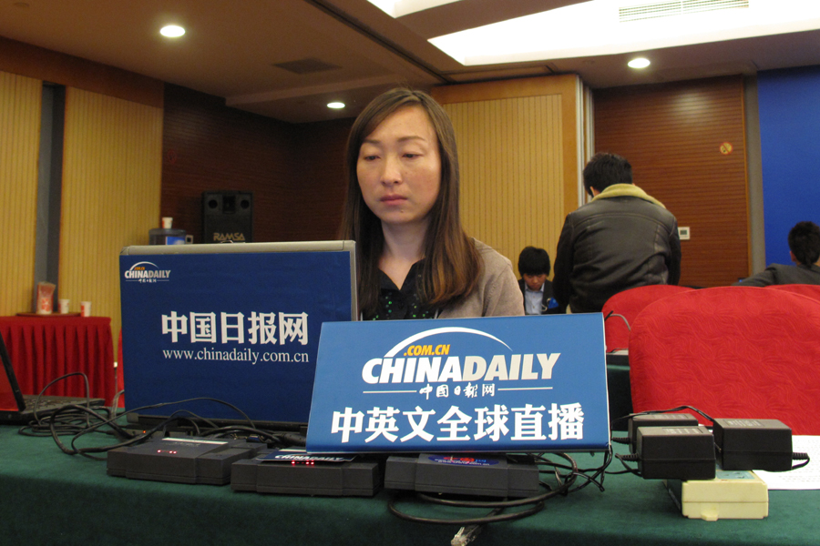 中國(guó)日?qǐng)?bào)網(wǎng)記者做現(xiàn)場(chǎng)報(bào)道