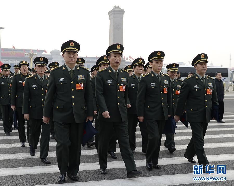 解放軍代表列隊(duì)步入人民大會(huì)堂