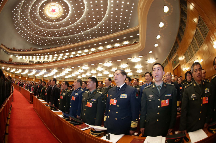 十二屆全國(guó)人大一次會(huì)議在京開幕：代表起立唱國(guó)歌