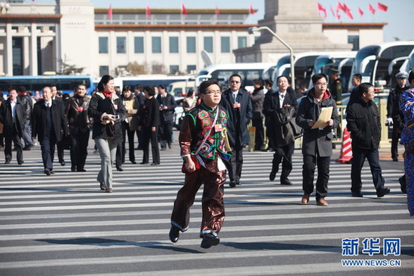 “奔跑哥”凌波微步上兩會