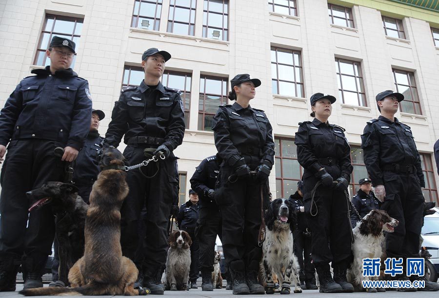 警犬“助陣”兩會安保工作：大會堂內(nèi)細致檢查
