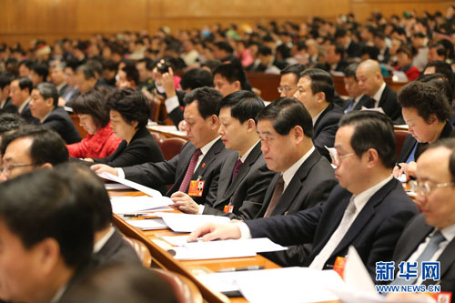 人大會(huì)議開(kāi)幕 代表委員聽(tīng)取政府工作報(bào)告