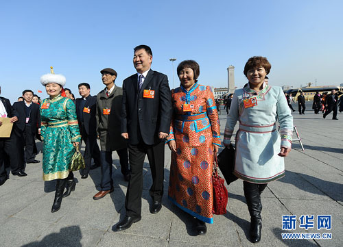 全國(guó)政協(xié)委員步入大會(huì)堂