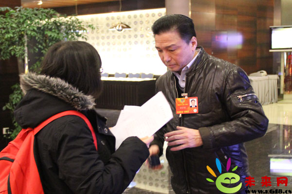 北京學(xué)生到代表委員駐地呼吁改善環(huán)境質(zhì)量