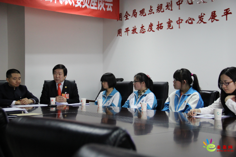 “送建議”中學生與兩會代表委員做客未來網(wǎng)“面對面”
