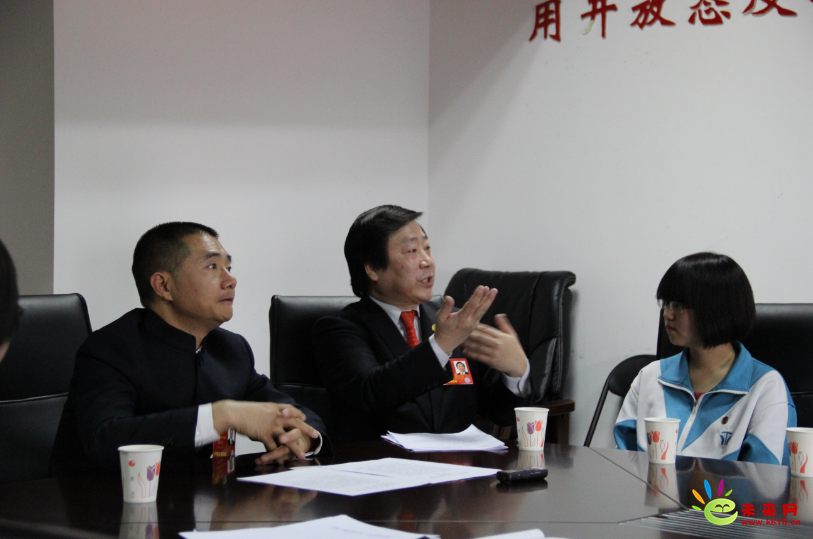 “送建議”中學(xué)生與兩會代表委員做客未來網(wǎng)“面對面”